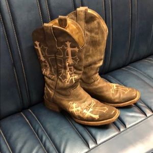 Size 7 cross stitching cowgirl boots
